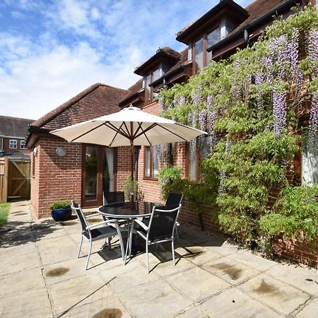 Wisteria Way, Tangmere Luaran gambar