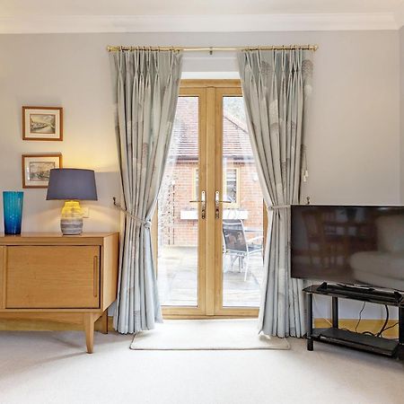 Wisteria Way, Tangmere Luaran gambar