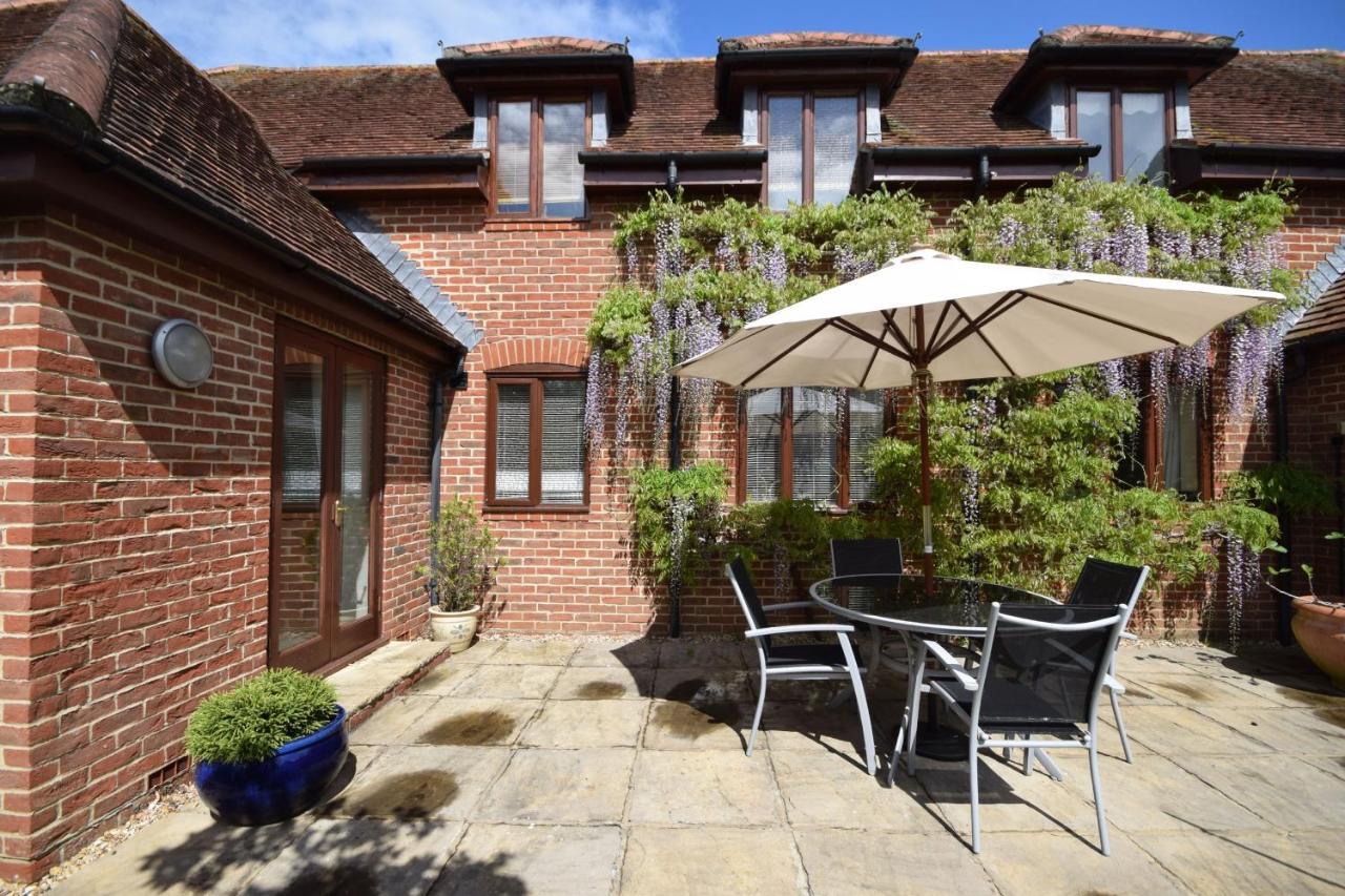 Wisteria Way, Tangmere Luaran gambar