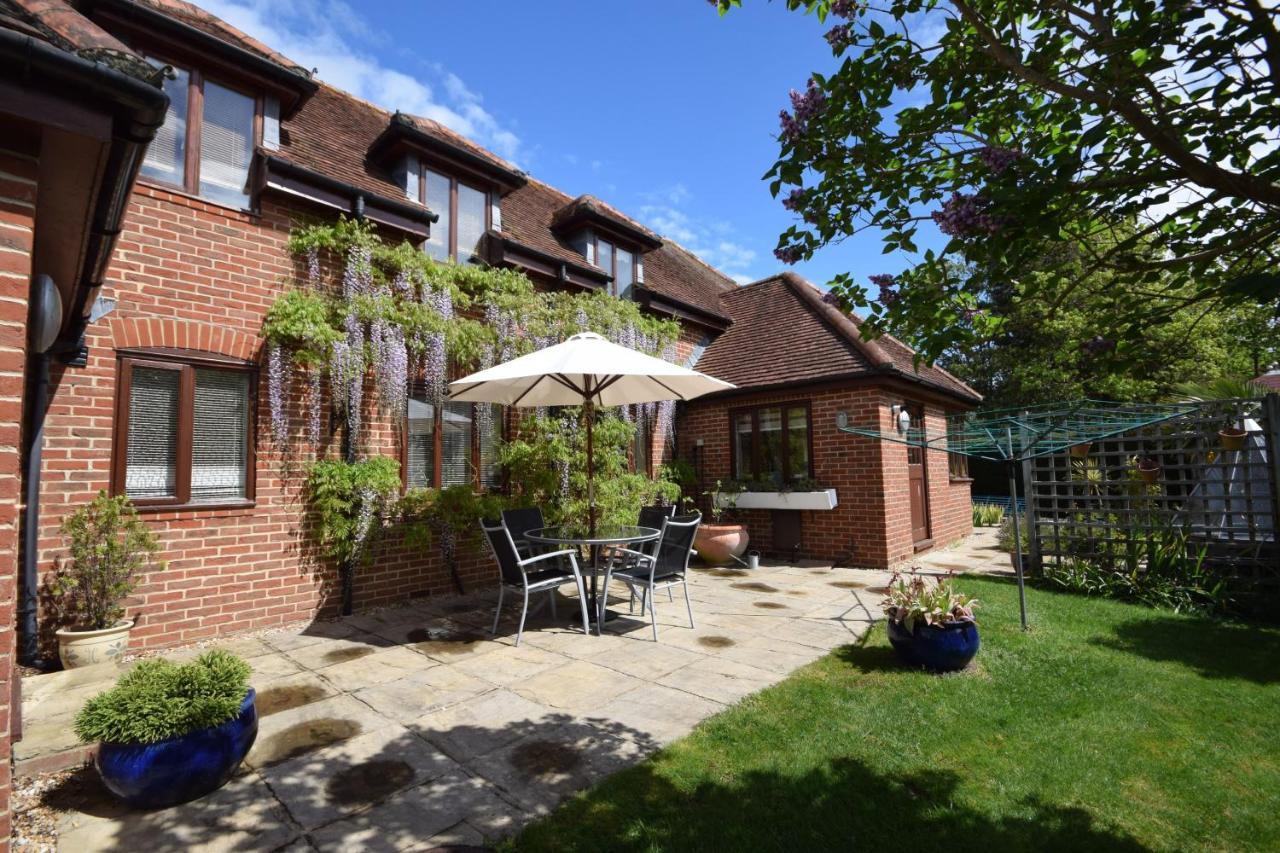 Wisteria Way, Tangmere Luaran gambar