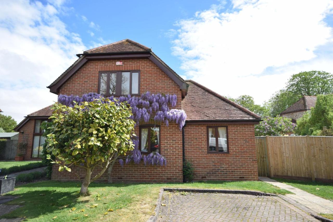Wisteria Way, Tangmere Luaran gambar