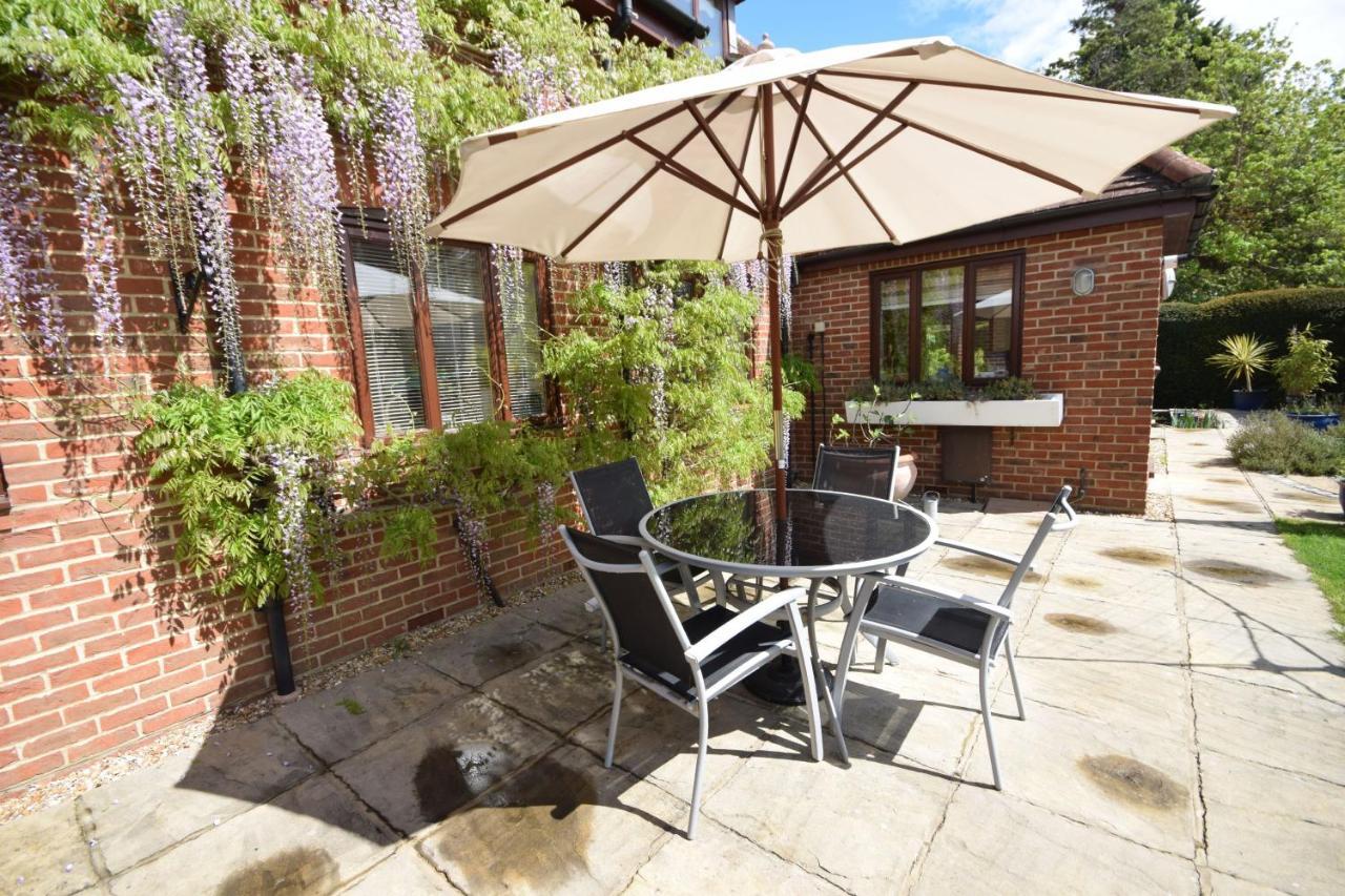 Wisteria Way, Tangmere Luaran gambar