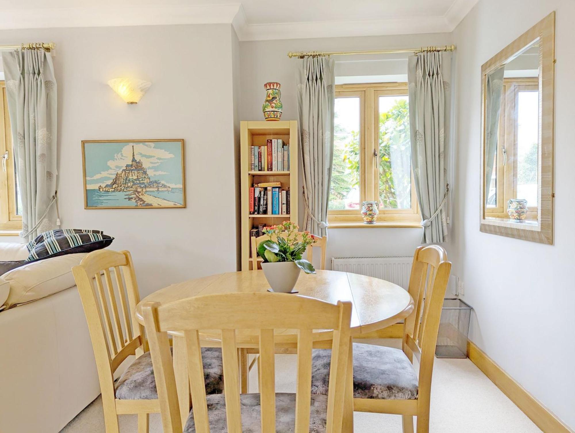 Wisteria Way, Tangmere Luaran gambar
